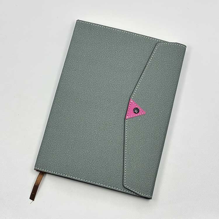Cuaderno de tres pliegues con hebilla magnética